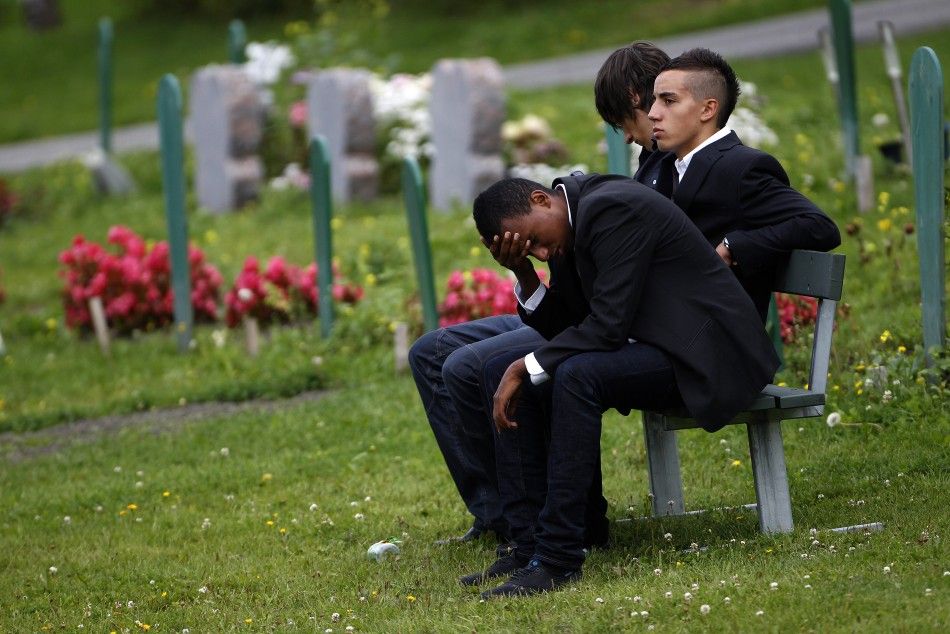 Young men react during the funeral ceremony for Mona Abdninur in Hoeybraeten
