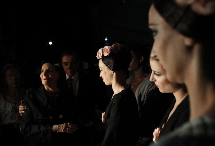 Alicia Alonso, Cuba&#039;s prima ballerina assoluta and director of the Cuban National Ballet talks backstage to her ballerinas before the Cuban National Ballet Gala concert at the Bolshoi Theatre in Moscow