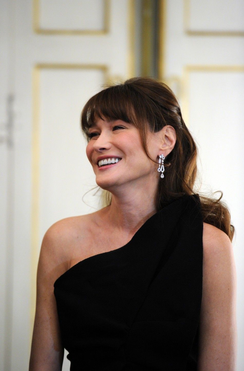 French President Nicolas Sarkozy039s wife Carla Bruni-Sarkozy welcomes guests prior to an official dinner at the Elysee Palace in Paris