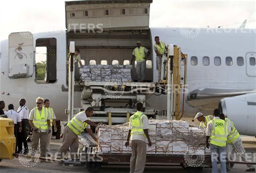 Some of the 10 tonnes of relief food from the World Food Programme is unloaded from a plane after it landed in Mogadishu airport