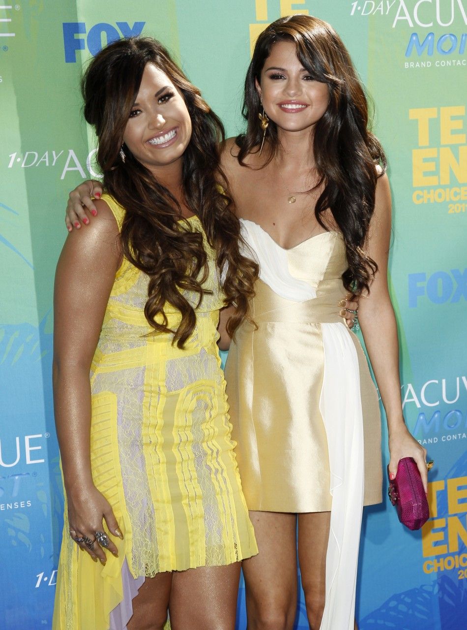 Lovato and Gomez pose together as they arrive at the Teen Choice Awards in Los Angeles