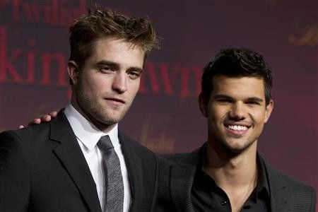 Cast members Robert Pattinson (L) and Taylor Lautner pose before the German premiere of the movie ''Twilight Saga: Breaking Dawn'' in Berlin November 18, 2011.