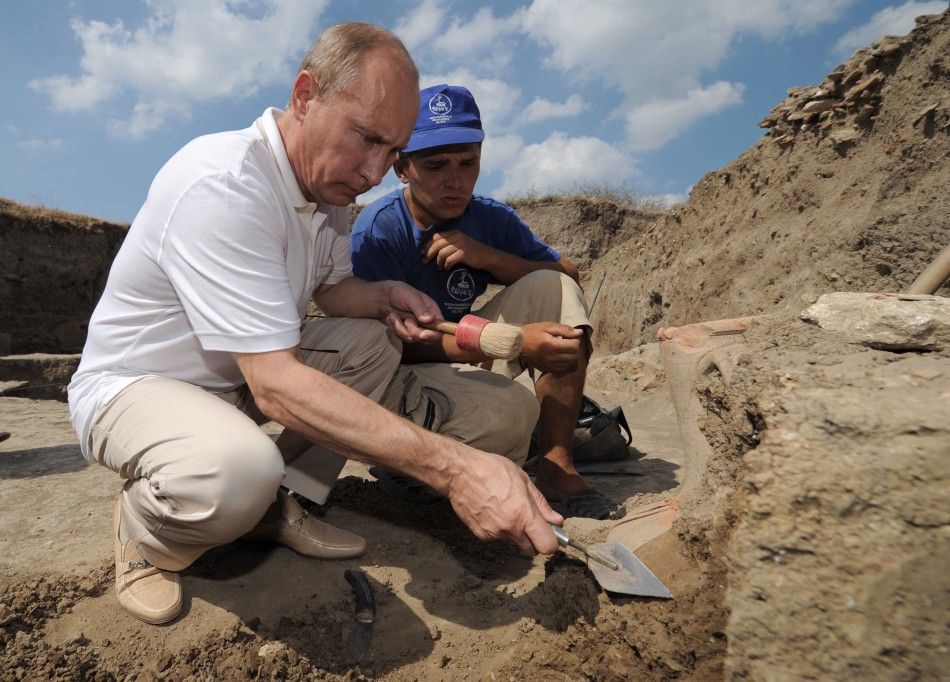 Adventure-lover Russian PM Putin Discovers Ancient Artifacts Underwater