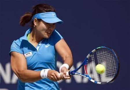 Li Na of China returns a shot to Samantha Stosur of Australia during their third round match at the Rogers Cup women's tennis tournament in Toronto