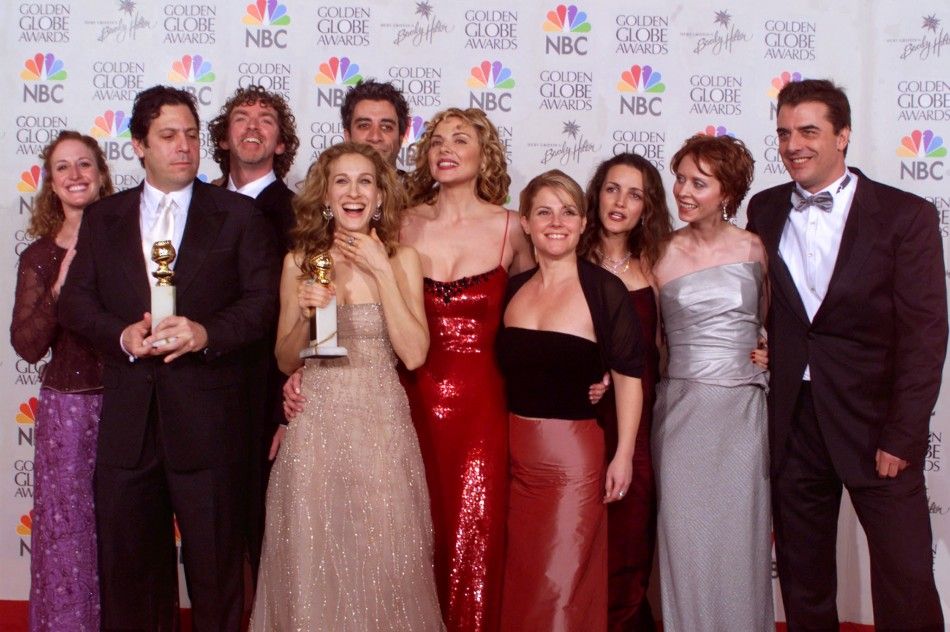 CAST AND PRODUCERS OF SEX AND THE CITY POSE WITH GOLDEN GLOBE AWARD.