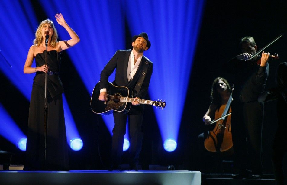 Jennifer Nettles and Kristian Bush of Sugarland perform at the 43rd annual Country Music Association Awards in Nashville