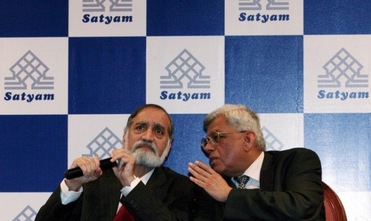India's Satyam Computer Services board member Deepak Parekh (R) speaks to Chairman Kiran Karnik during a news conference held by Satyam board members in Mumbai April 13, 2009