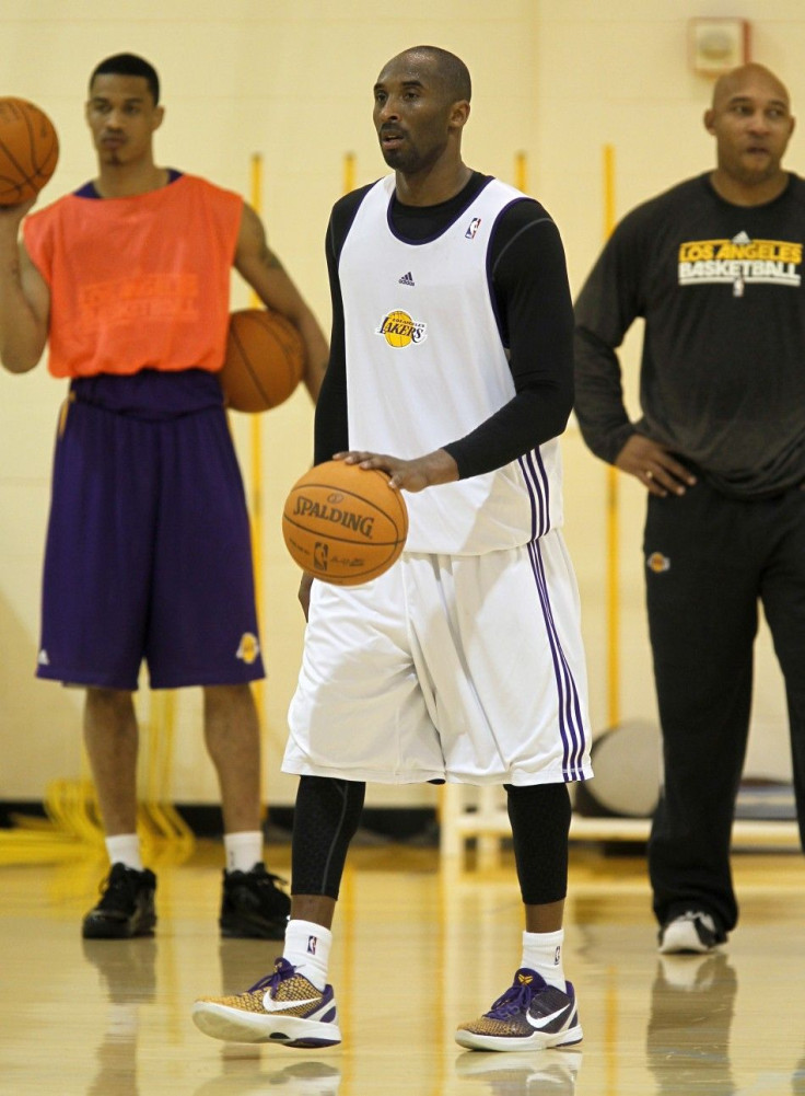 Los Angeles Lakers shooting guard Kobe Bryant (C) works out during the NBA's opening day of training camp for the Los Angeles Lakers basketball team at their facilities in El Segundo, California 