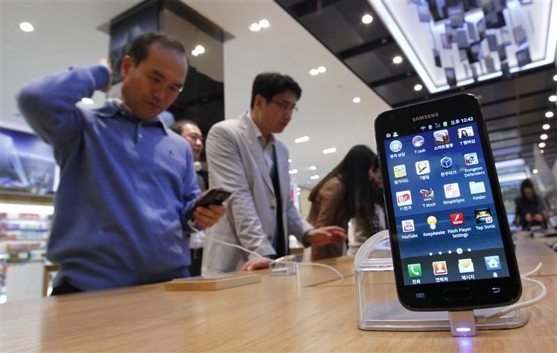 Customers look at Samsung Electronics Galaxy S II LTE smartphones on display at a shop in Seoul