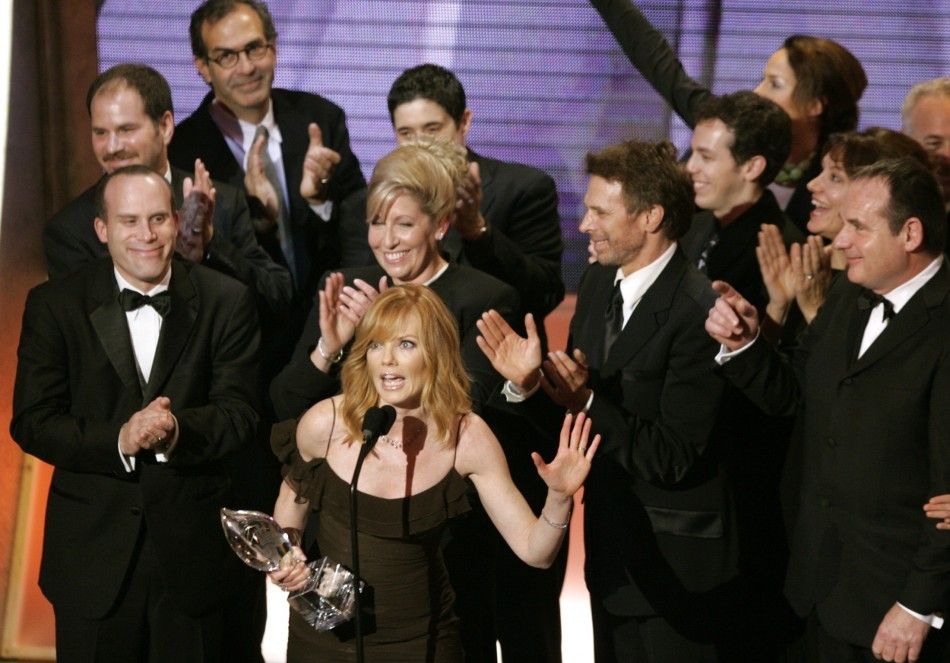 Cast and crew of quotCSIquot accept award at the 31st annual Peoples Choice Awards.
