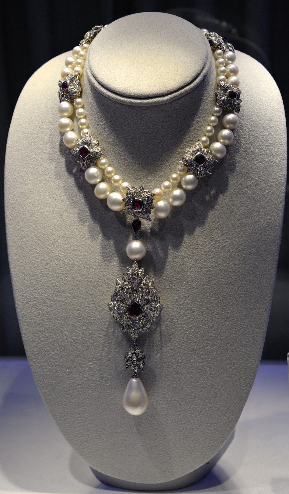 Elizabeth Taylor Auction: Jewelry Shatters Record at $115 Million ...