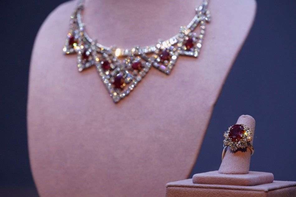 Elizabeth Taylor Jewelry Shatters record at Auction 