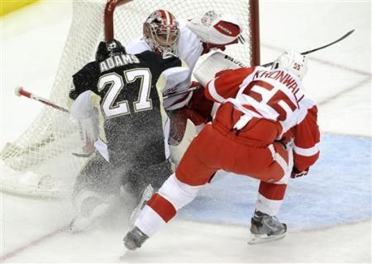Red Wings cruise past struggling Penguins