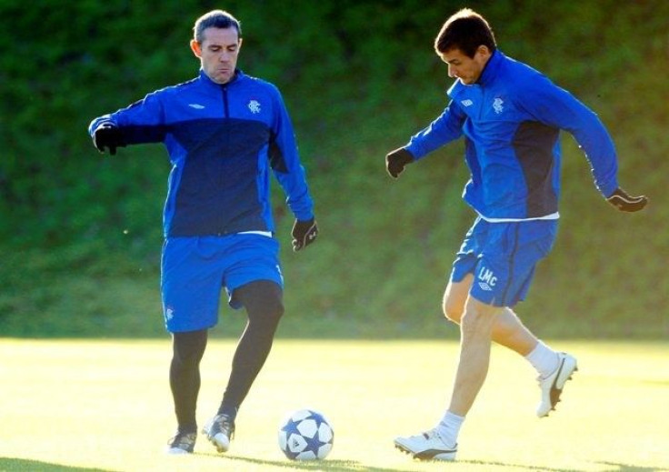 Rangers' David Weir (L) and Lee McCulloch train ahead of their Champions League soccer match against Manchester United in Milngavie near Glasgow, Scotland November 23, 2010.