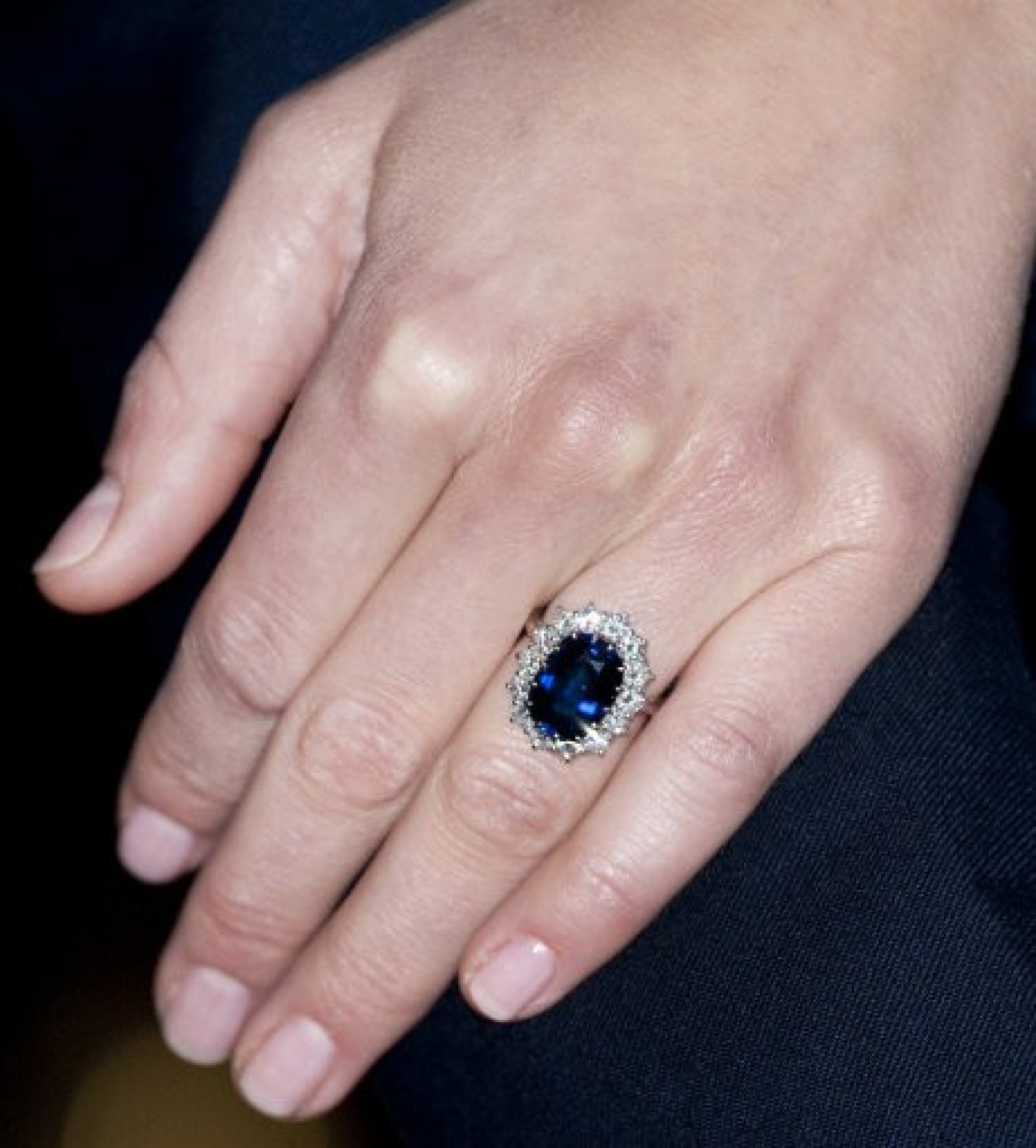 Prince William gives Kate Dianas 18-ct engagement ring.