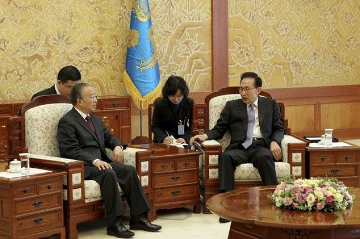 South Korean President Lee Myung-Bak (R) meets Chinese State Councillor Dai Bingguo at the presidential Blue House in Seoul November 28, 2010. 