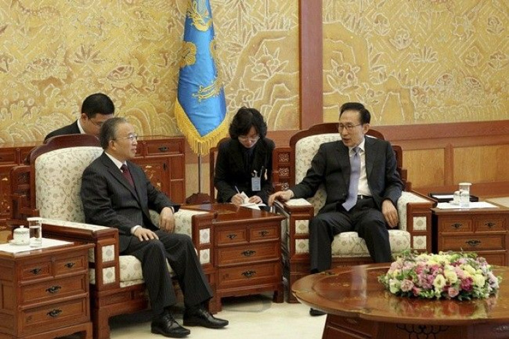 South Korean President Lee Myung-Bak (R) meets Chinese State Councillor Dai Bingguo at the presidential Blue House in Seoul November 28, 2010.