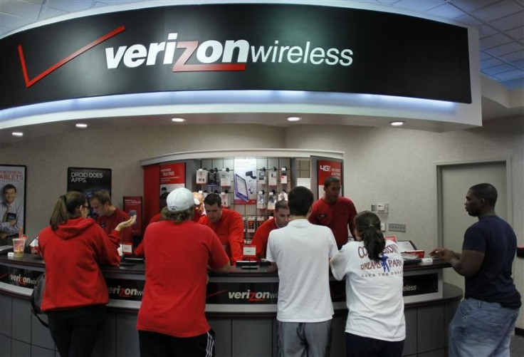 Customers wait at a Verizon Wireless store in Boca Raton, Florida February 10, 2011. REUTERS/Joe Skipper