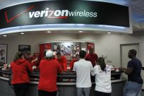 Customers wait at a Verizon Wireless store in Boca Raton, Florida February 10, 2011. REUTERS/Joe Skipper