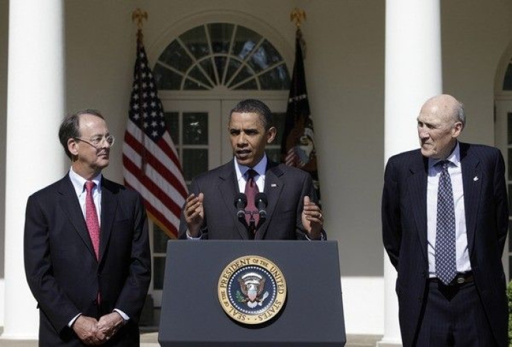 U.S. President Barack Obama, flanked between former White House Chief of Staff Erskine Bowles (L) and former Republican Senate Whip Alan Simpson (R). 