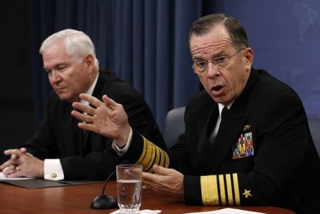 U.S. Secretary of Defense Robert Gates (L) and Chairman of the Joint Chiefs of Staff Admiral Mike Mullen hold a media briefing at the Pentagon in Washington November 30, 2010. 
