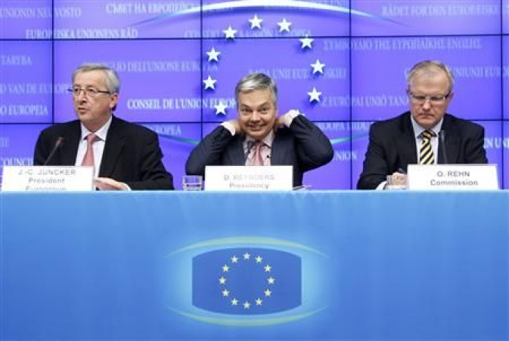 Eurogroup Chairman Juncker, Belgium&#039;s Finance Minister Reynders and EU Commissioner Rehn address a news conference at the end of a EU finance ministers meeting in Brussels