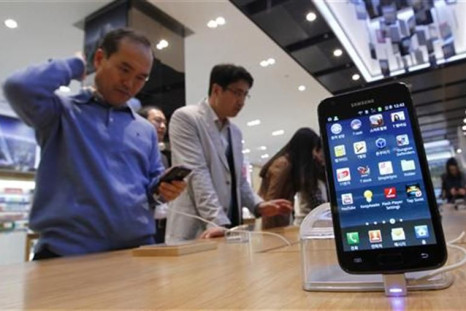 Customers look at Samsung Electronics&#039; Galaxy S II LTE smartphones on display at a shop in Seoul