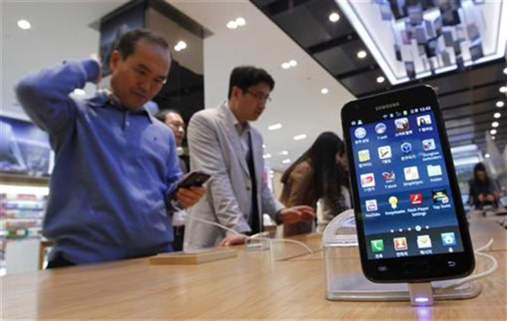 Customers look at Samsung Electronics&#039; Galaxy S II LTE smartphones on display at a shop in Seoul