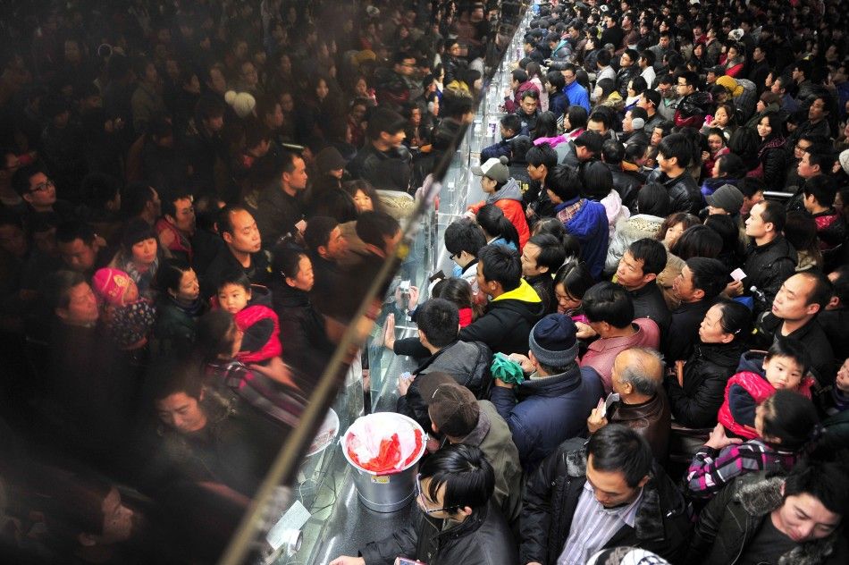 Hundreds of Chinese que up to buy a train ticket