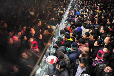 Hundreds of Chinese que up to buy a train ticket
