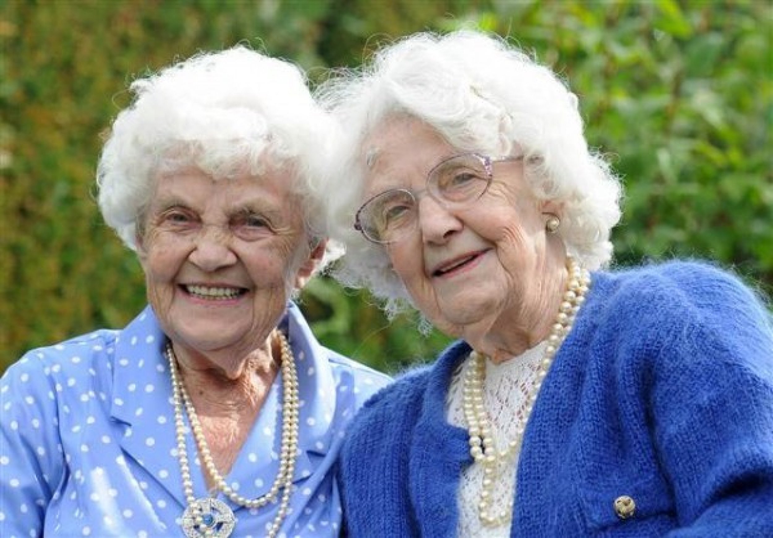 Самый долгий лет жизни. Бабушки Близнецы. Старушки Близнецы. Пожилые подружки. Две подружки в старости.