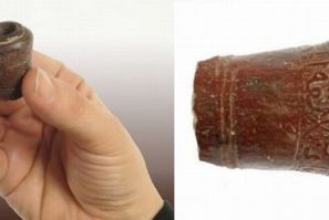 The Arabic inscription on the clay pipe reads: 