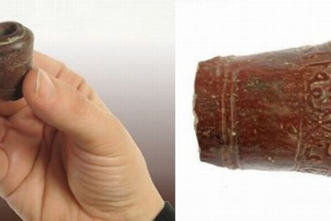 The Arabic inscription on the clay pipe reads: 