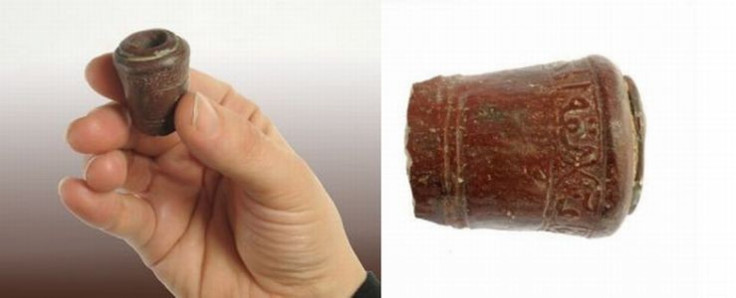 The Arabic inscription on the clay pipe reads: 