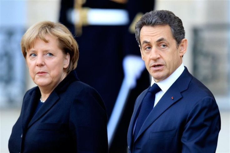 German Chancellor Merkel flanked by France&#039;s President Sarkozy leaves the Elysee Palace in Paris