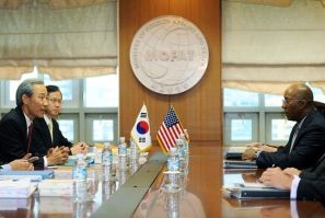 South Korean Trade Minister Kim Jong-Hoon (L) talks with his U.S. counterpart Ron Kirk (R) during their meeting in Seoul November 8, 2010.