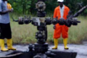 Shell workers clean up Nigeria Delta Oil Spill