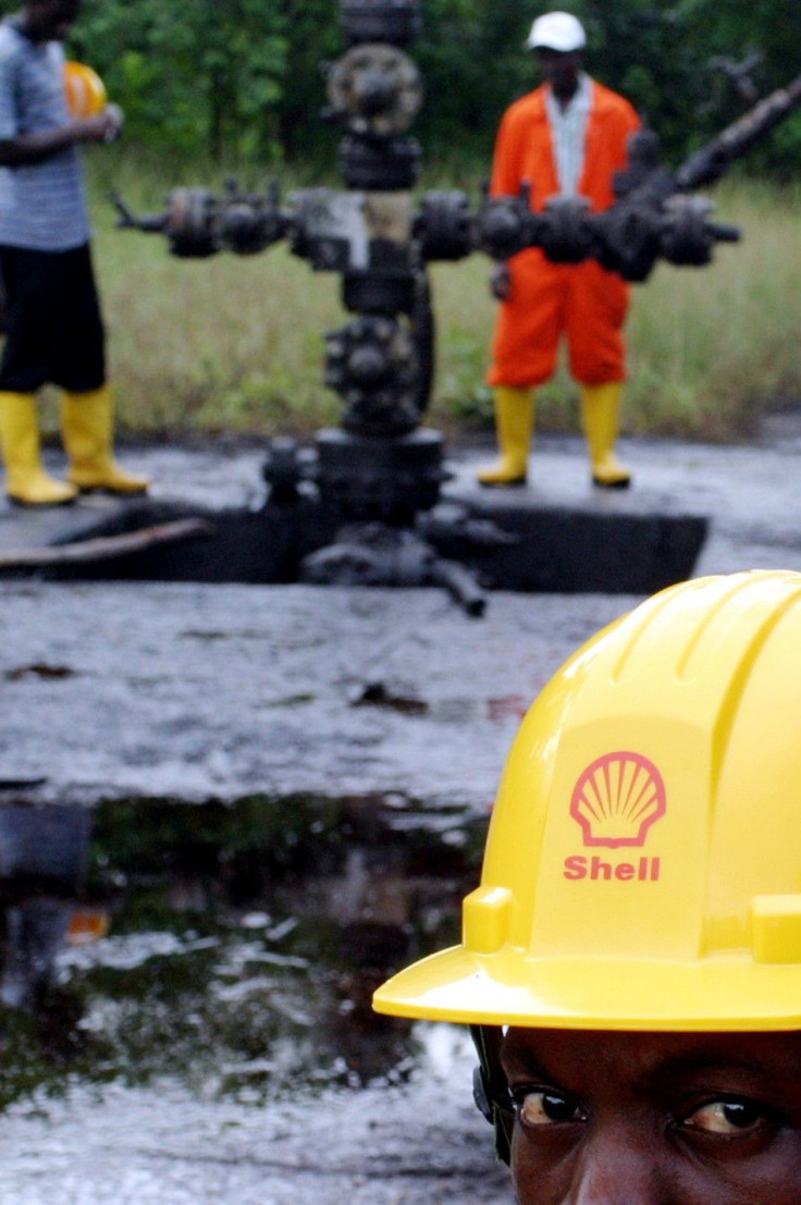 Shell workers clean up Nigeria Delta Oil Spill