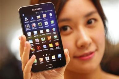 A model poses with a Galaxy Note of Samsung Electronics during a local launch event for Samsung&#039;s mobile devices at the company&#039;s headquarters in Seoul