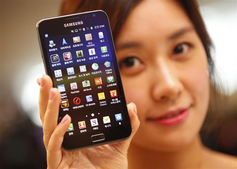 A model poses with a Galaxy Note of Samsung Electronics during a local launch event for Samsungs mobile devices at the companys headquarters in Seoul