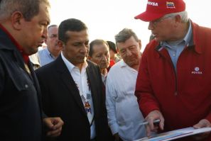 Venezuela's President Hugo Chavez (L) and Peru's President Ollanta Humala (2nd L) talk to Venezuela's Oil Minister Rafael Ramirez (R) during a visit to a facility at the oil rich Orinoco's belt near southern Venezuela's city of Pu