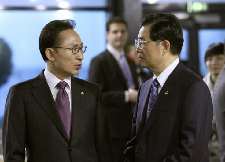 South Korea's President Lee Myung-bak (L) speaks with his Chinese counterpart Hu Jintao before the start of a meeting on the second day of the G20 Summit in Cannes, France November 4, 2011.