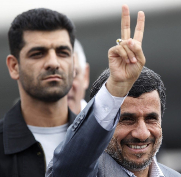 Iran&#039;s President Mahmoud Ahmadinejad gestures next to his bodyguard at Havana&#039;s Jose Marti airport