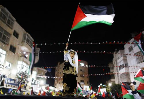 Heating Up: Israelis Burn Palestinian Flag In Jerusalem | IBTimes