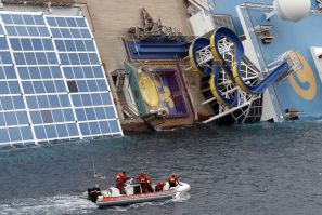 Search of Italian cruise ship resumes, hopes fade