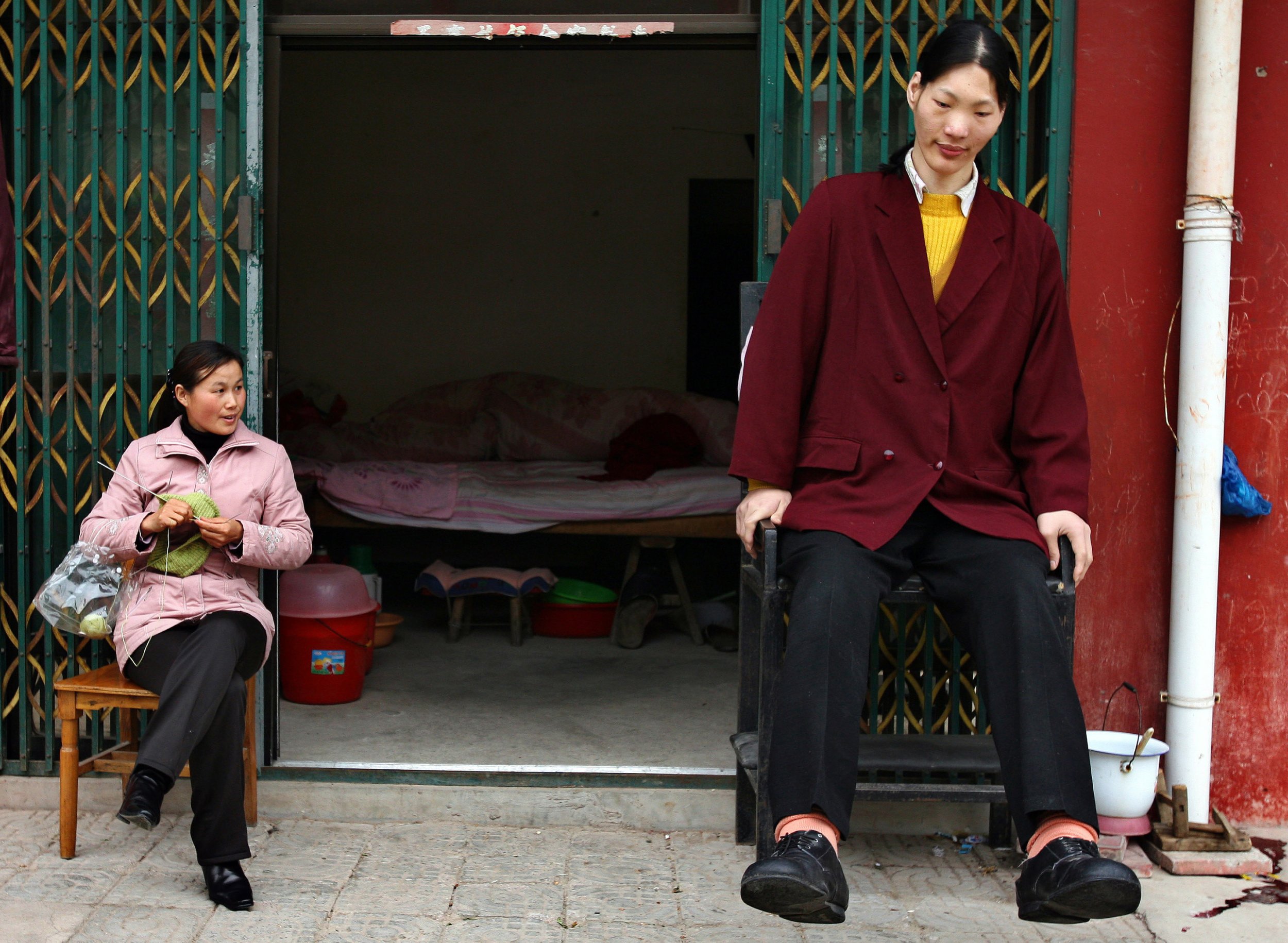 Worlds Tallest Woman Dies 78 Yao Defen Of China Dead At 39 Photos