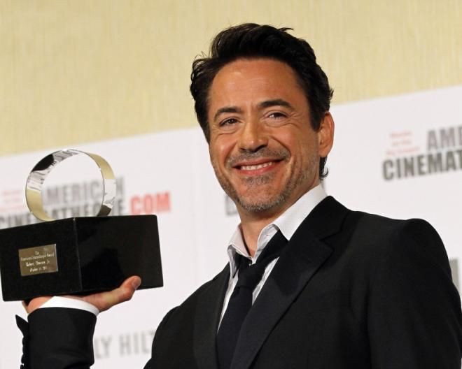 174426-actor-robert-downey-jr-poses-with-the-25th-american-cinematheque-award