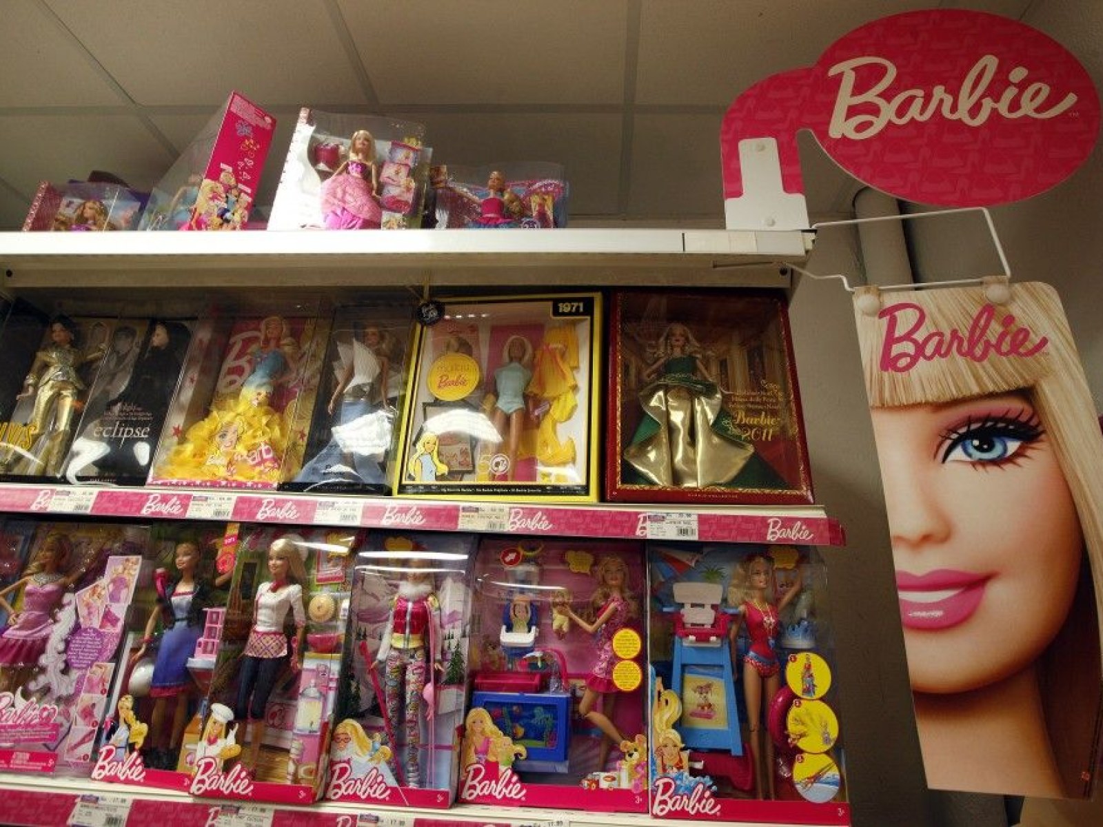 Dolls store. Магазин Барби в Москве на Алексеевской. Магазин Барби на Алексеевской. Кукла Барби с ценником в магазине. Куклы на полке в магазине.