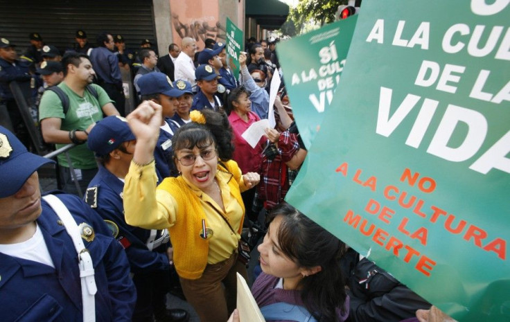 Pro-choice and anti-abortion supporters face off near Mexico City&#039;s local legislature