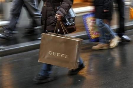 Shoppers stroll along Condotti street during the Christmas season in downtown Rome December 21, 2009. REUTERS/Alessia Pierdomenico